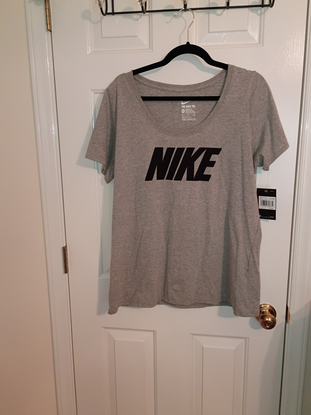 Nike Women’s Gray Logo Scoop Neck Tee Size XXL. NWT